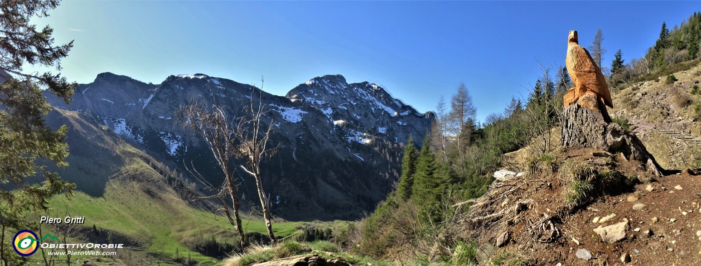 14 Aquila reale scolpita in tronco d'abete con vista in Corno Branchino.jpg